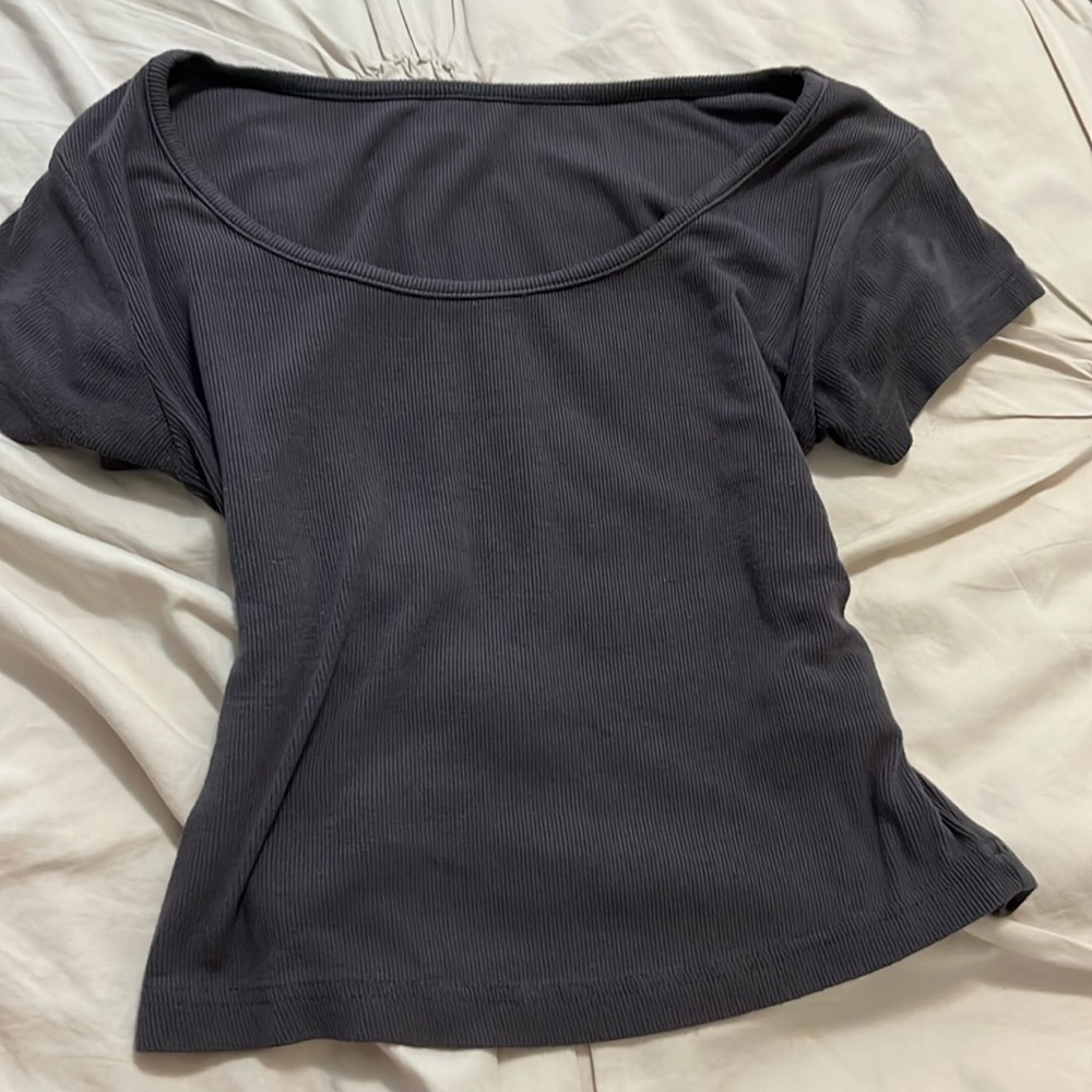 grey top